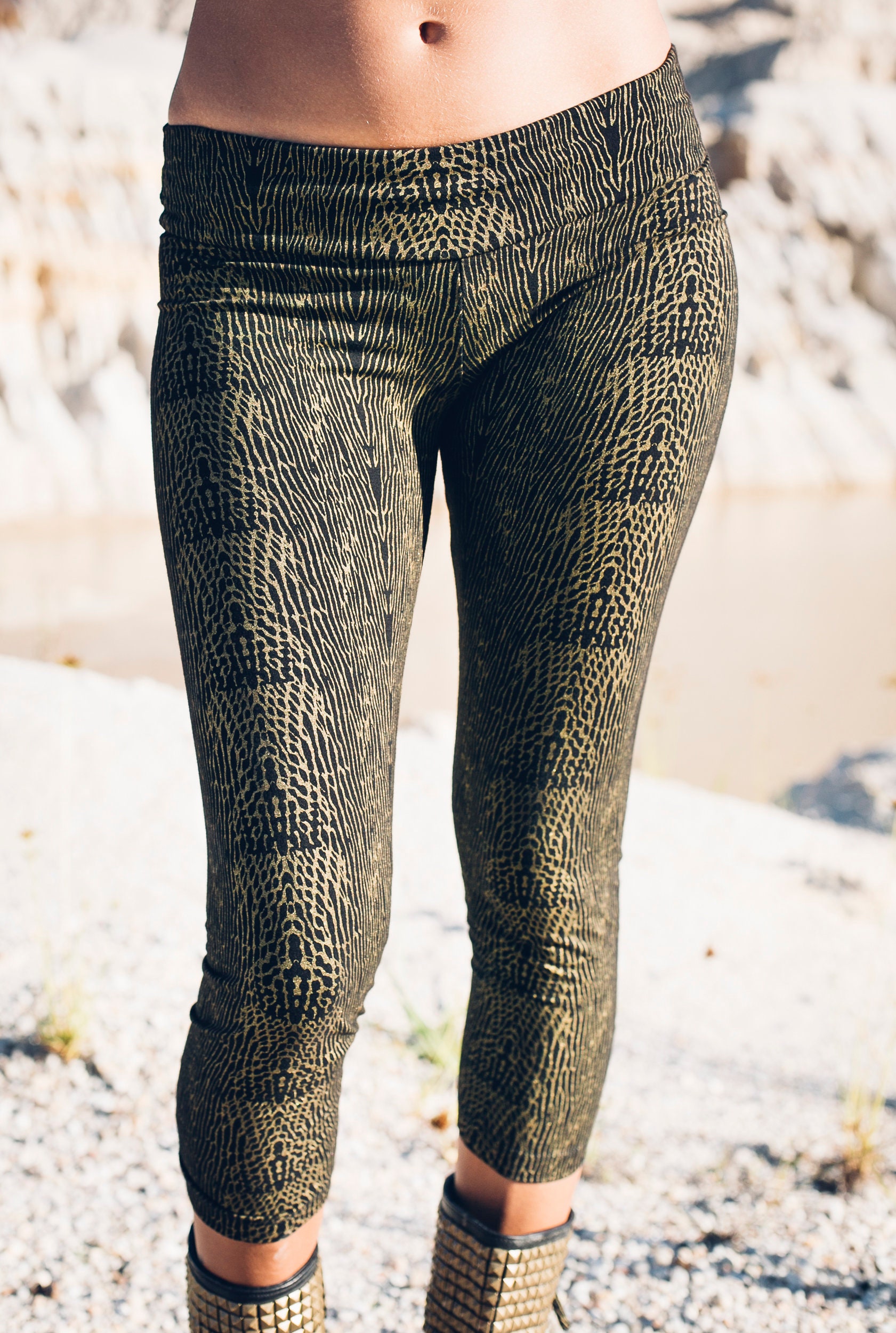 Viper Ganzkörper-Leggings - Yoga-Hose Bio-Baumwoll-Leggings Schlangenmuster-Leggings Schwarz-Gold-Legging Viper Ganzkörper-Leggings - Yoga-Hose Bio-Baumwoll-Leggings Schlangenmuster-Leggings Schwarz-Gold-Legging von SerpentineWear