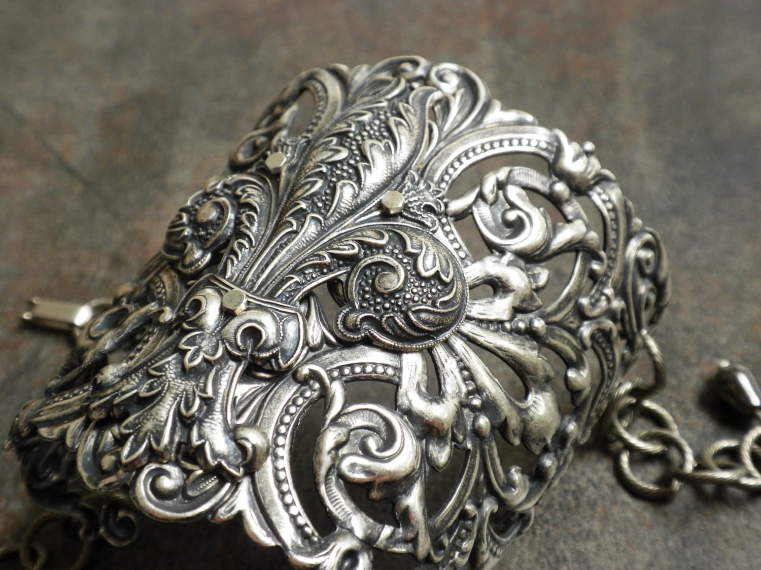 Breites Silber Filigranes Armband Fleur De Lis Schmuck Statement Manschette von Serrelynda