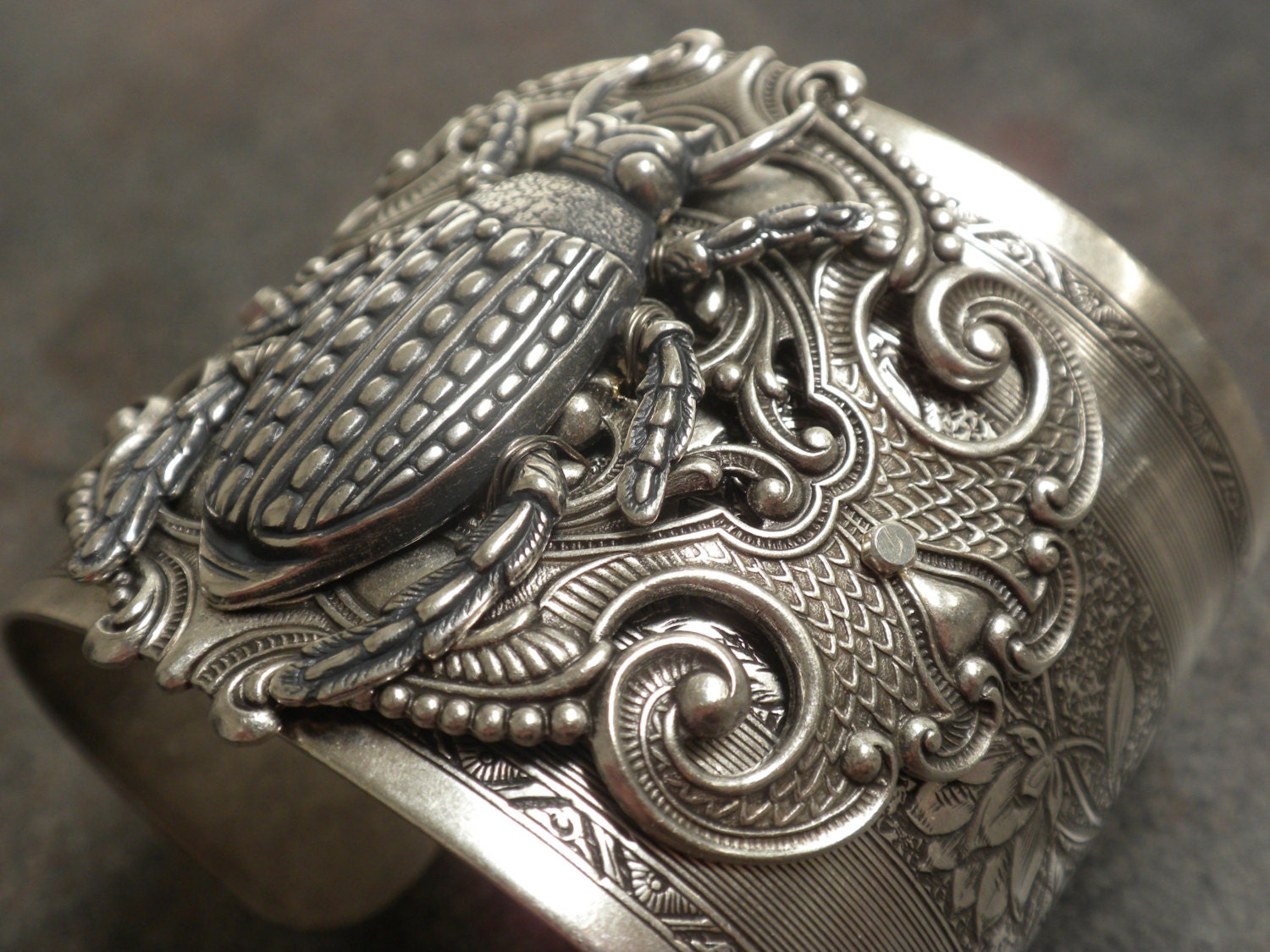 Chunky Metal Insekt Schmuck Käfer Silber Statement Armreif von Serrelynda