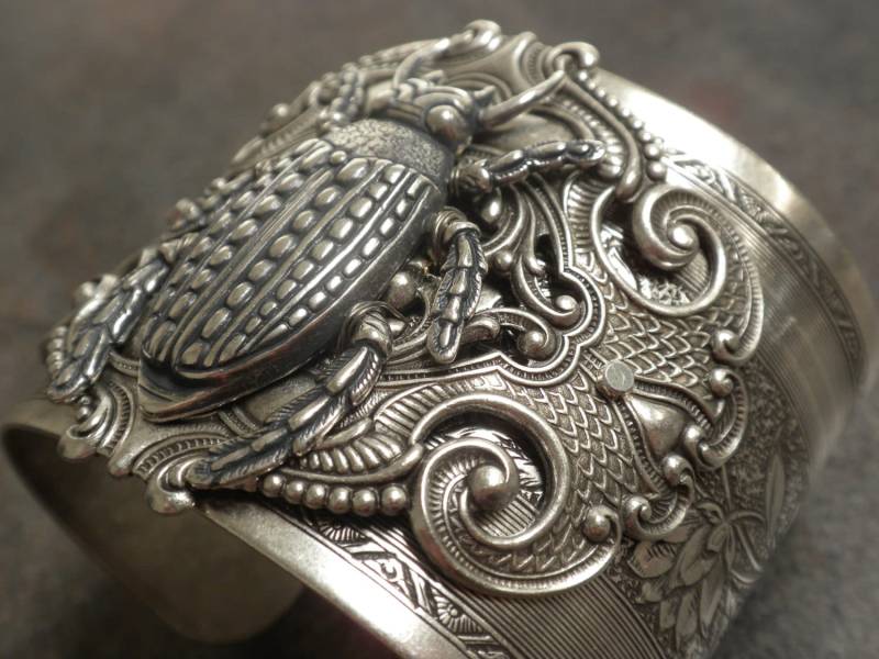 Chunky Metal Insekt Schmuck Käfer Silber Statement Armreif von Serrelynda