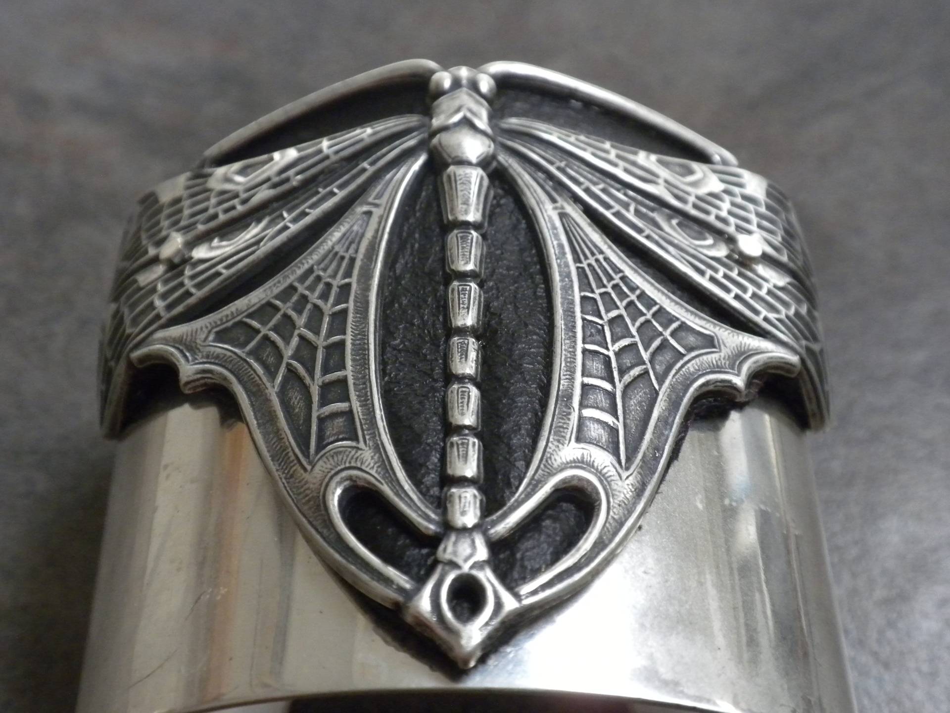 Gothic Libellen Armreif Breite Silber Armspange, Jugendstil Statement Schmuck, Insekt Accessoire von Serrelynda