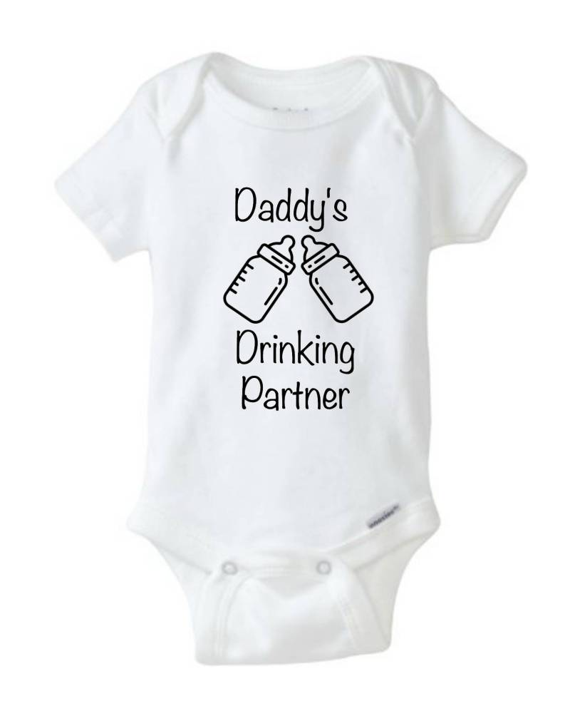 Daddy Es Drinking Partner | Lustige Baby Onesies von SesameOfJoy