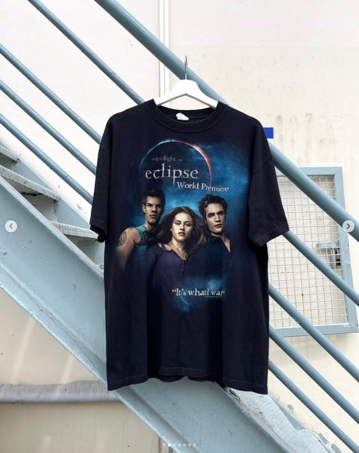 Retro Vintage Twilight Shirt, Fans Hommage T-Shirt, Geschenk Für Buchliebhaber Saga Comic Retro, Vampire Wölfe Romanze Shirt von SessSama