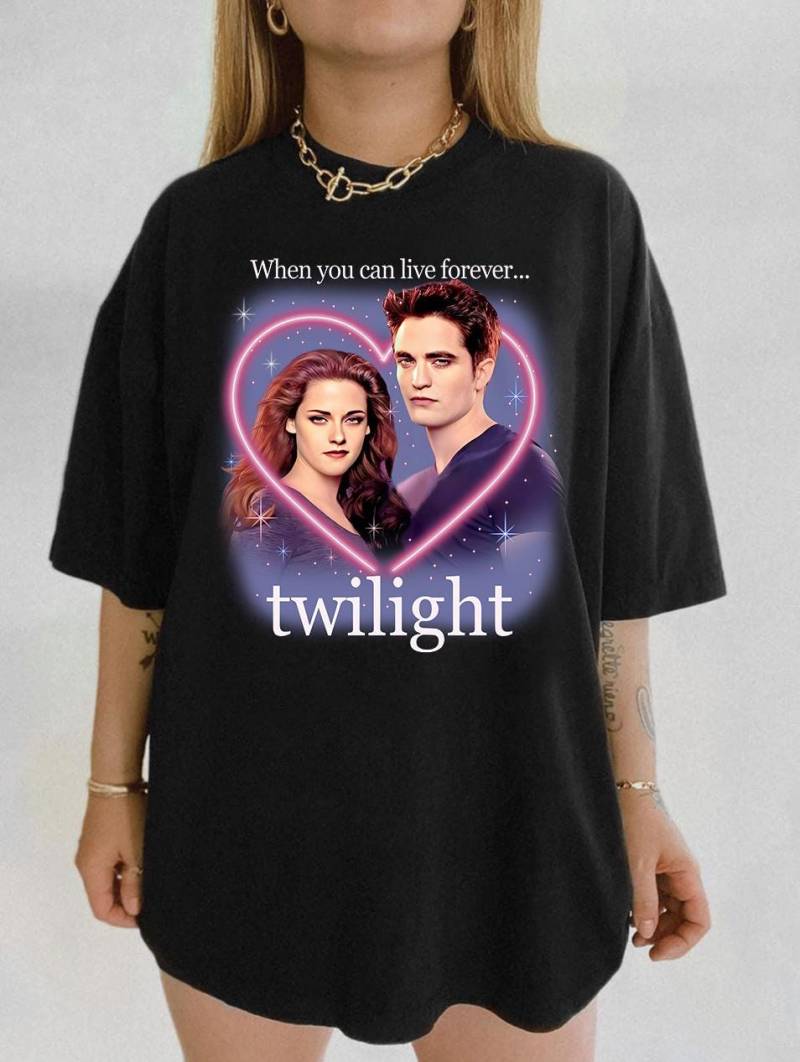 Retro Vintage Twilight Shirt, Fans Hommage T-Shirt, Geschenk Für Buchliebhaber Saga Comic Retro, Vampire Wölfe Romanze Shirt von SessSama