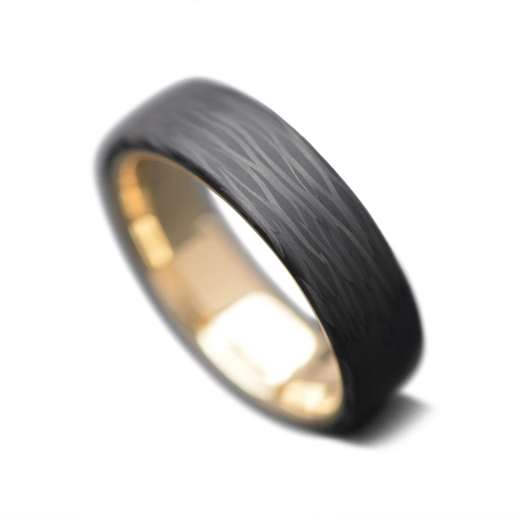 Am Scheideweg | Kostenlose Gravur Carbonx Ring Mit Gelbgold Innenhülse 7mm Ehering Maßgeschneidert Für Sie von SestoSynergy