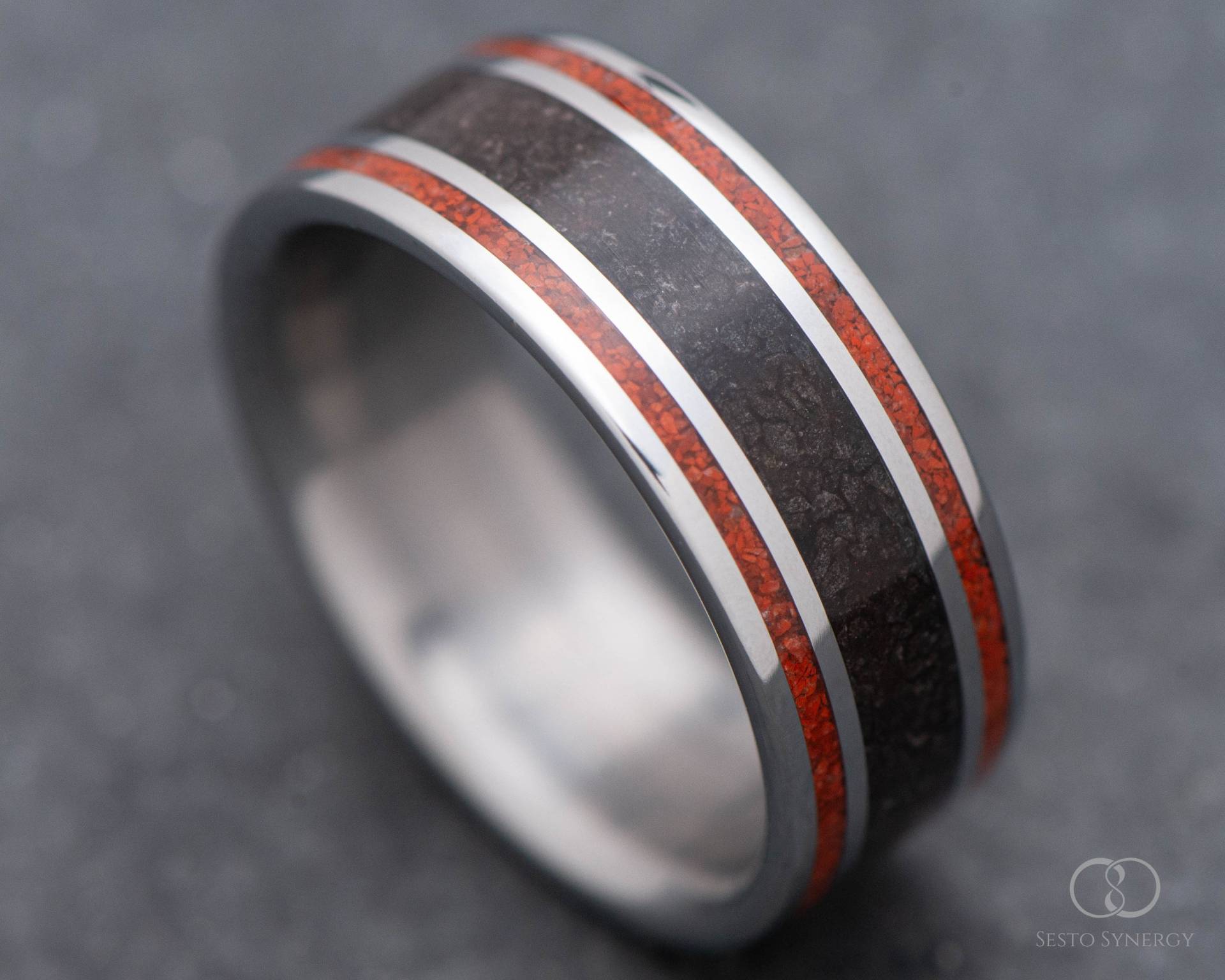 Das Trio | Kostenlose Gravur Titanring Mit Schwarzem Onyx Und Rotem Jaspis Inlay 9mm Ehering Maßgeschneidert Für Sie von SestoSynergy