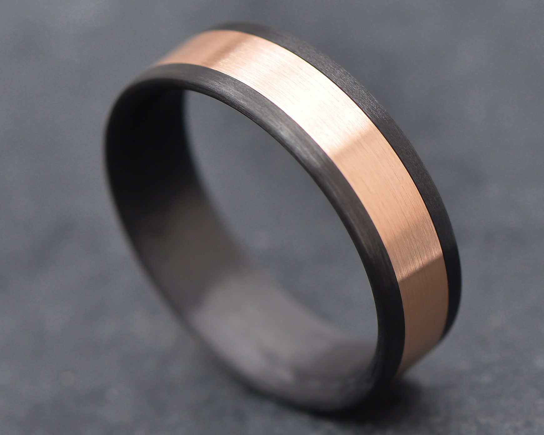 Der Nexus | Kostenlose Gravur Unirichtungsfähiger Karbonfaserring Mit Rosegold-Inlay 7mm Ehering Maßgeschneidert Für Sie von SestoSynergy