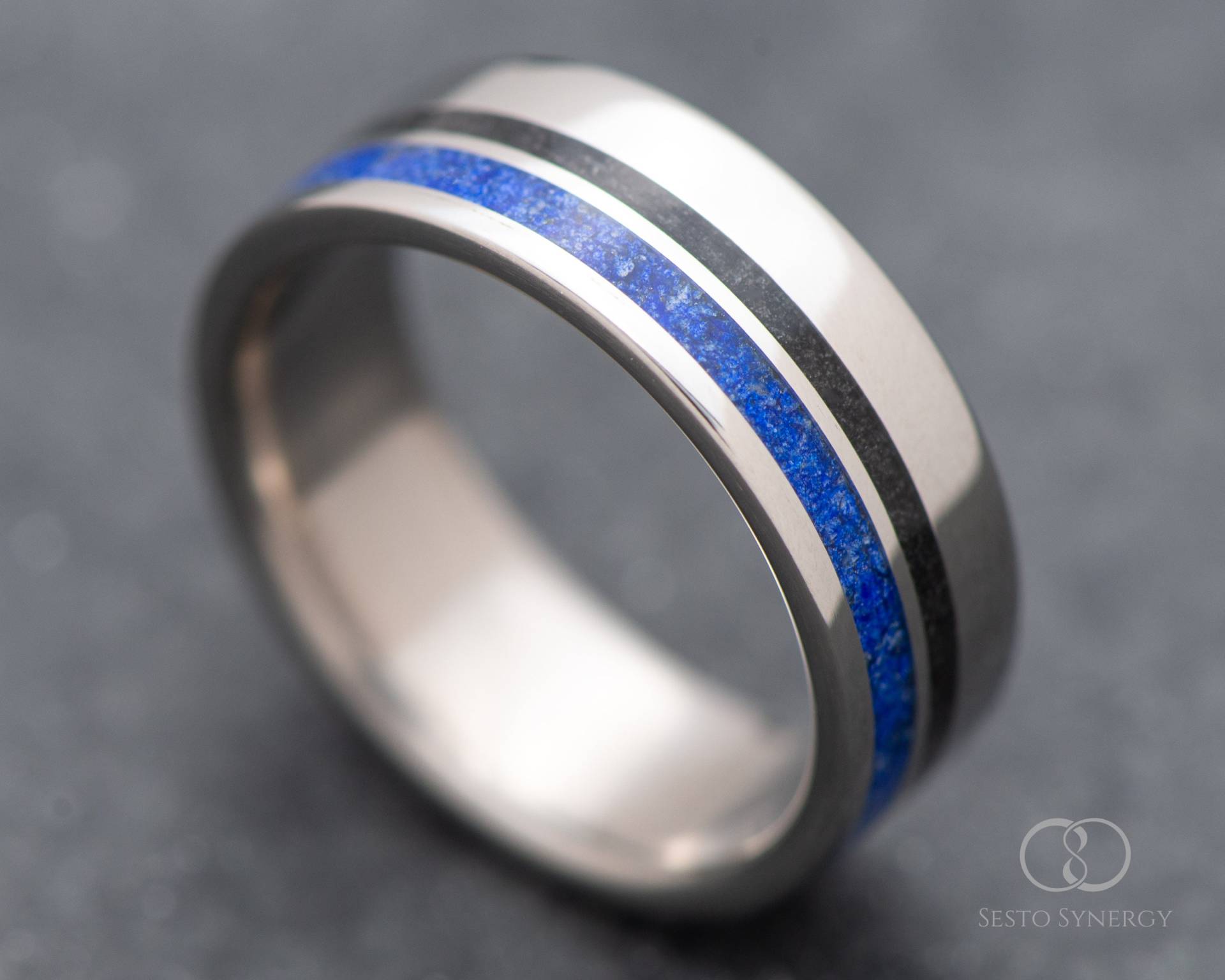 Der Wächter | Kostenlose Gravur Titanring Mit Schwarzem Onyx Und Lapis Lazuli Inlay 7mm Ehering Maßgeschneidert Für Sie von SestoSynergy