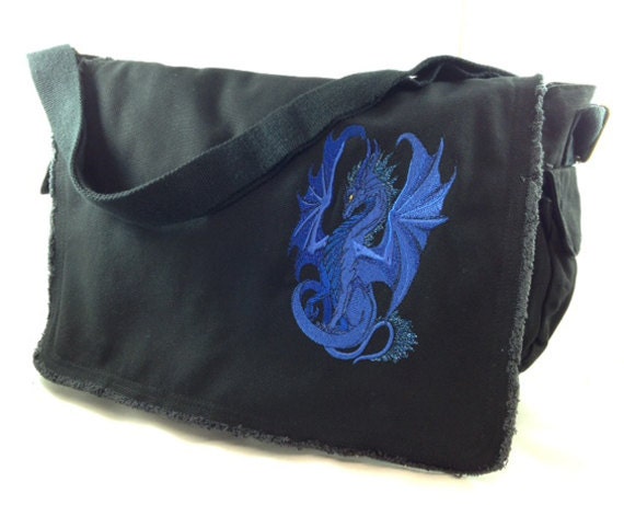 Drachenstickerei Von Ruth Thompson Glänzt Auf Leinwand Messenger Bag von SetcSpecialty