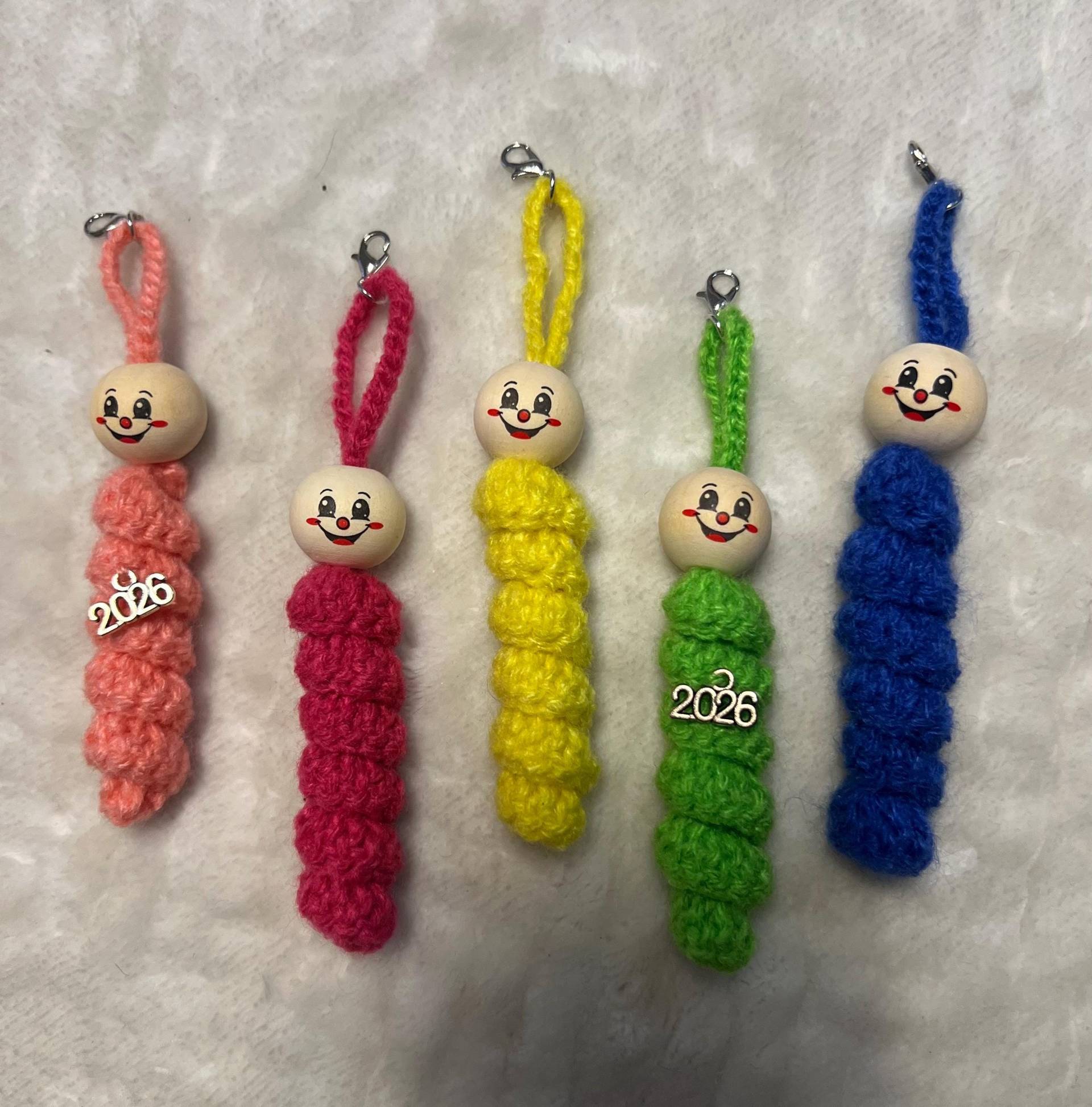 Glückswürmchen - Glücksbringer in 5 Farben Optional Mit Jahresanhänger 2026 & Spruchkarte. Neujahrsgeschenke, Weihnachtsgeschenke von SevMini