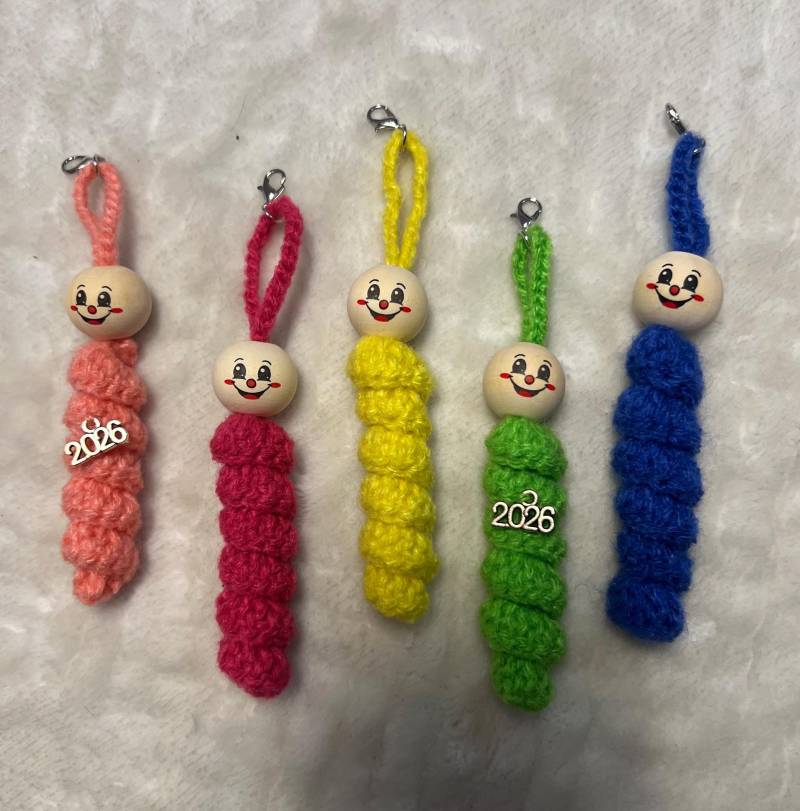 Glückswürmchen - Glücksbringer in 5 Farben Optional Mit Jahresanhänger 2026 & Spruchkarte. Neujahrsgeschenke, Weihnachtsgeschenke von SevMini