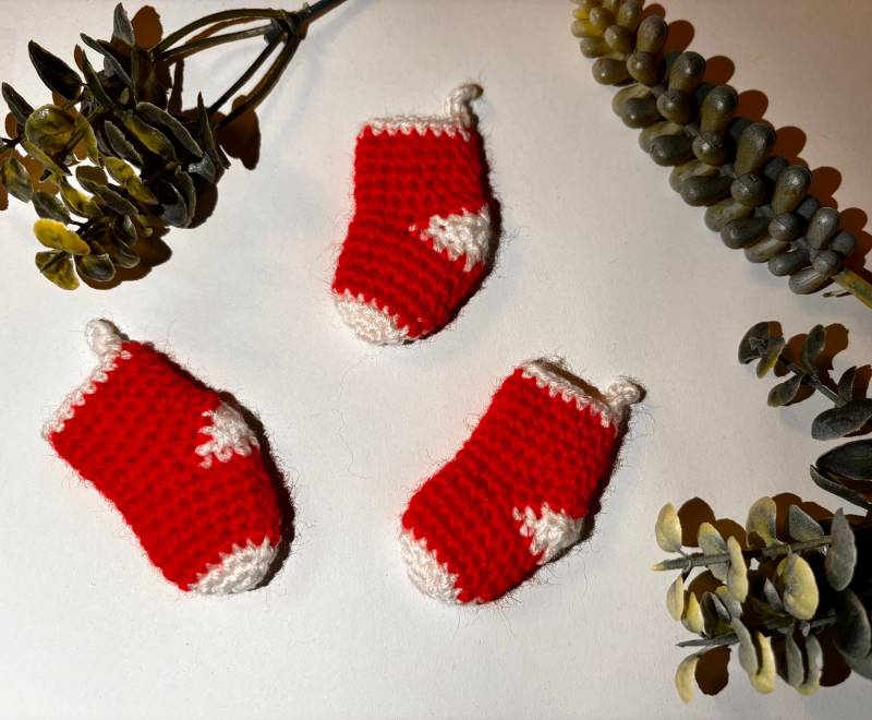 Handgemachte Mini Weihnachts-Socke Aus Wolle, Ca 6 cm , Häkel-Deko, Anhänger, Schlüsselanhänger Optional, Geschenkidee , Mit Organza-Geschenk von SevMini