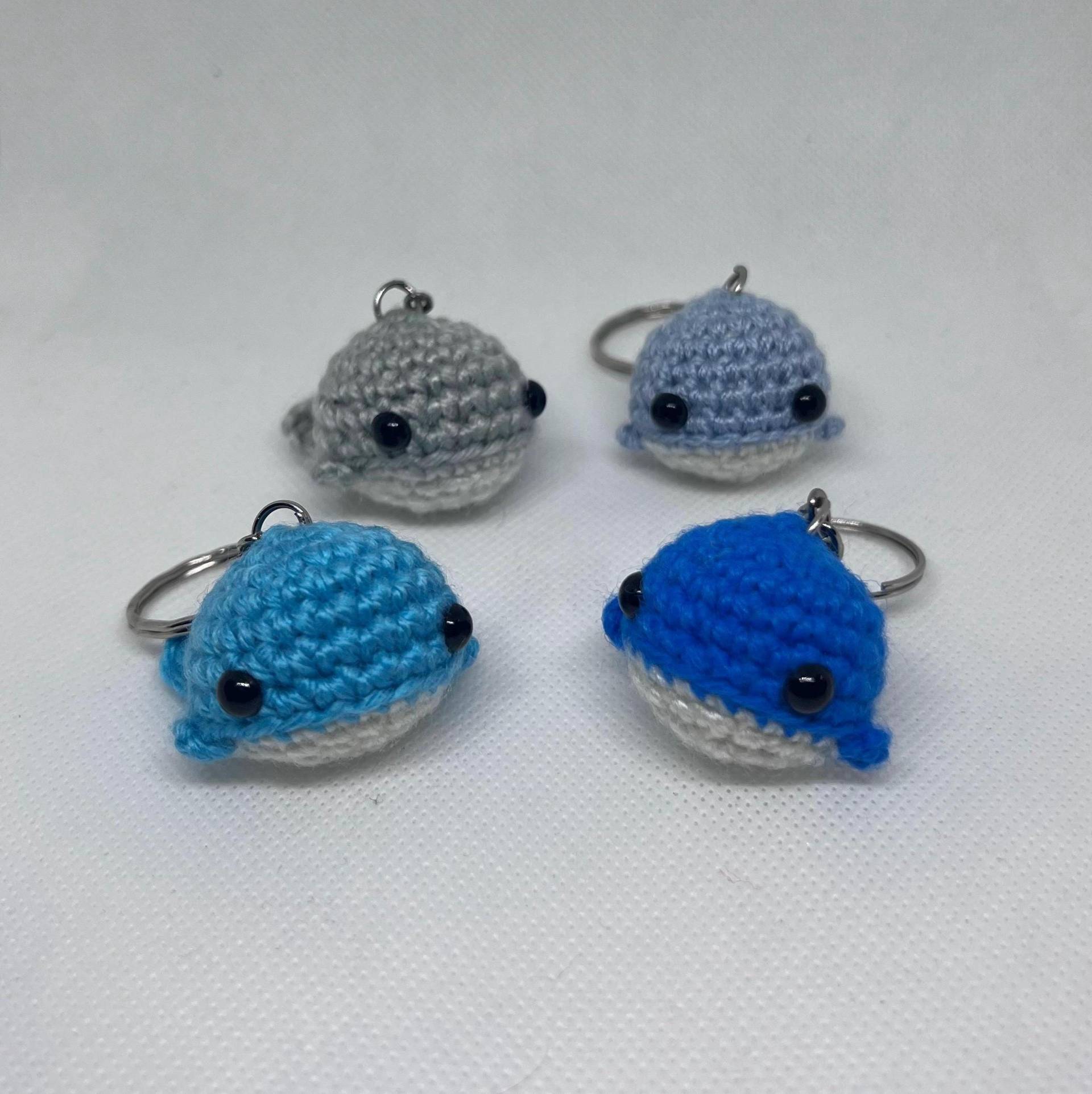 Handgemachter Amigurumi Wal Schlüsselanhänger - Häkeltier, Abschiedsgeschenk Kindergarten, Erzieher, Adventskalender, Weihnachtsgeschenk von SevMini