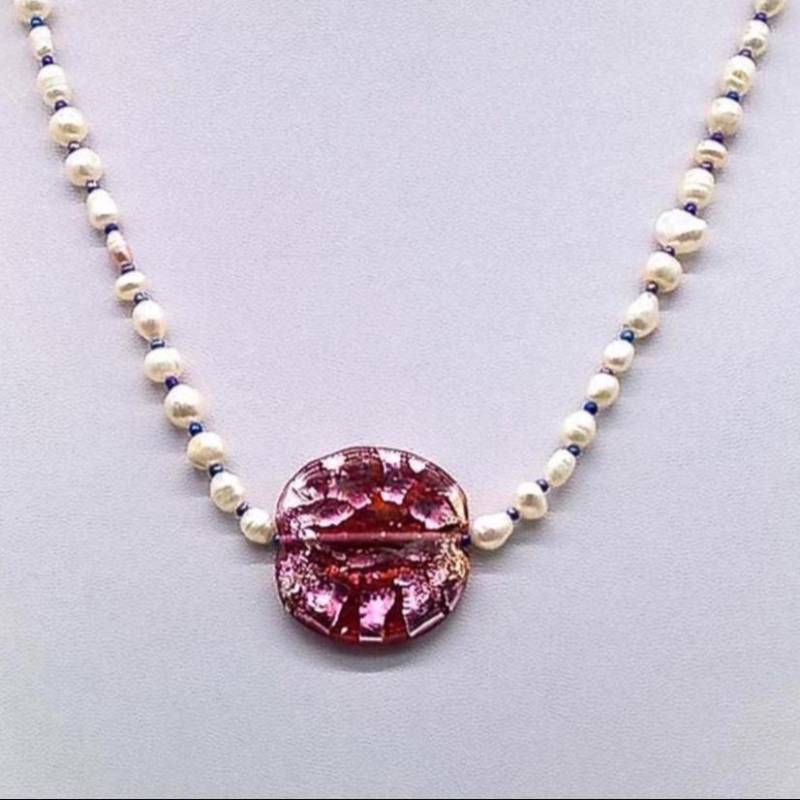 40012 Halskette Mit Weißen Süßwasser-Perlen in Barocker Form Einem Rosafarbenen Glasstein von SevenArtsSchmuck