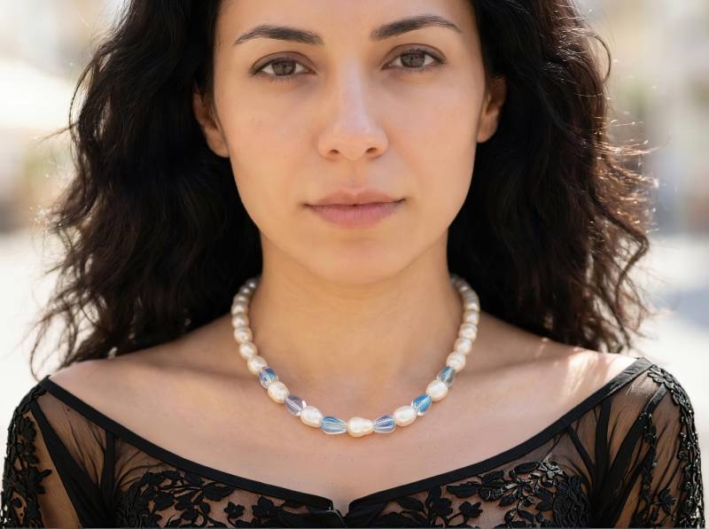 40121 Halskette Mit Weißen, Barocken Süßwasser-Perlen Und Tropfenförmigen Bergkristall Elementen von SevenArtsSchmuck