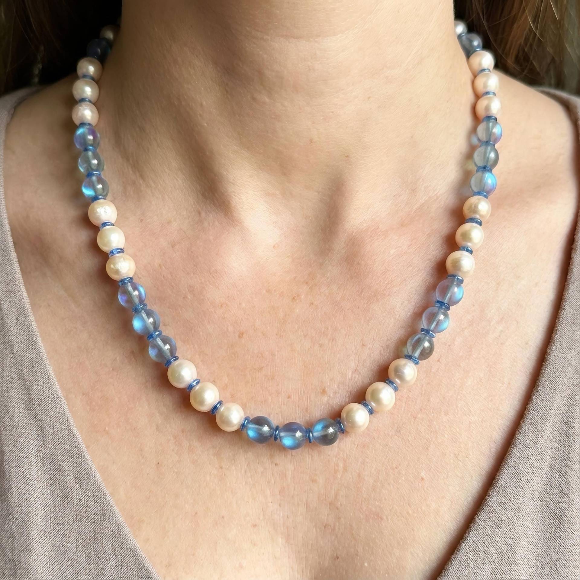 40307 Halskette Mit Süßwasserperlen Und Blauem Bergkristall von SevenArtsSchmuck