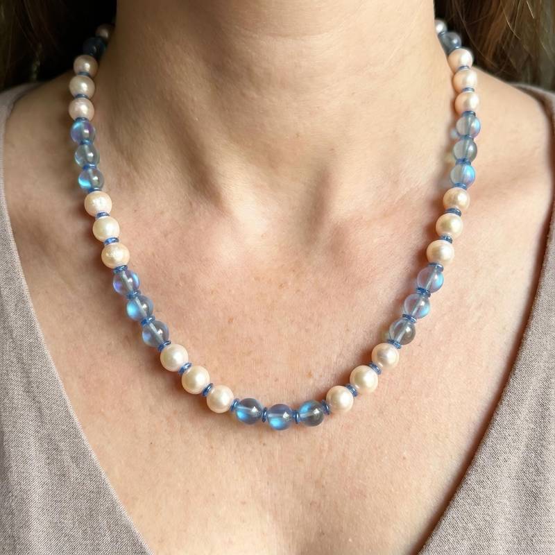 40307 Halskette Mit Süßwasserperlen Und Blauem Bergkristall von SevenArtsSchmuck