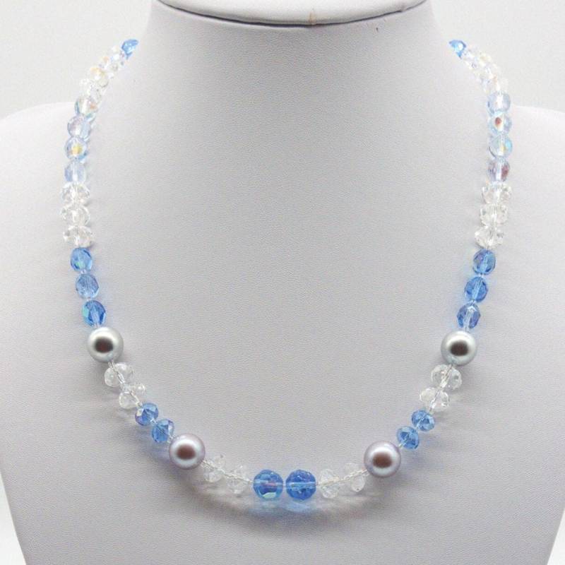 40352 Halskette Mit Weißen, Hellblauen Glaskristallen Und Silbrigen Kunstperlen von SevenArtsSchmuck