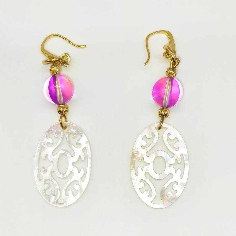 50006 Ohrschmuck Mit Perlmutt Und Violett Leuchtendem Bergkristall von SevenArtsSchmuck