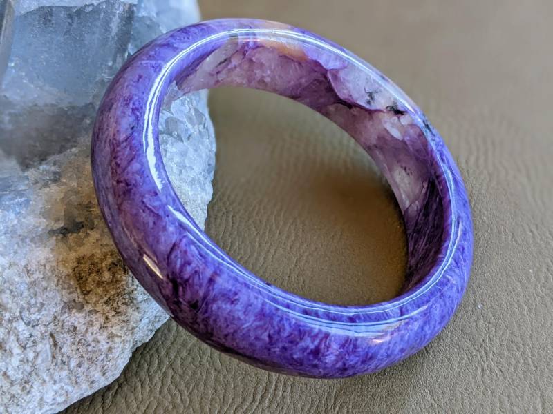 58 Mm Charoite X Crystal Quartz Bangle | Hat Kleinere Unvollkommenheit 58 Mm Charoite X Crystal Quartz Bangle | Hat Kleinere Unvollkommenheit von SevenBangles