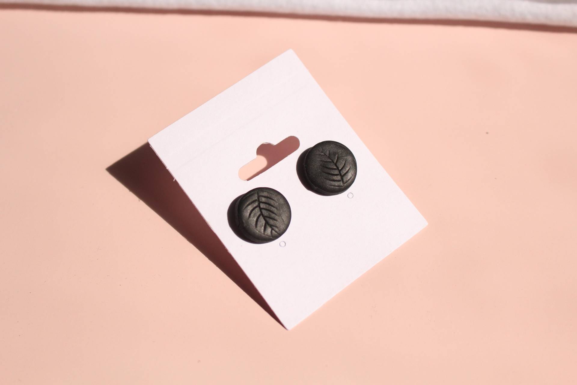 Blatt Print Ohrstecker - Handgefertigt Aus Fimo Blatt Print Ohrstecker - Handgefertigt Aus Fimo von SevenRiversCo