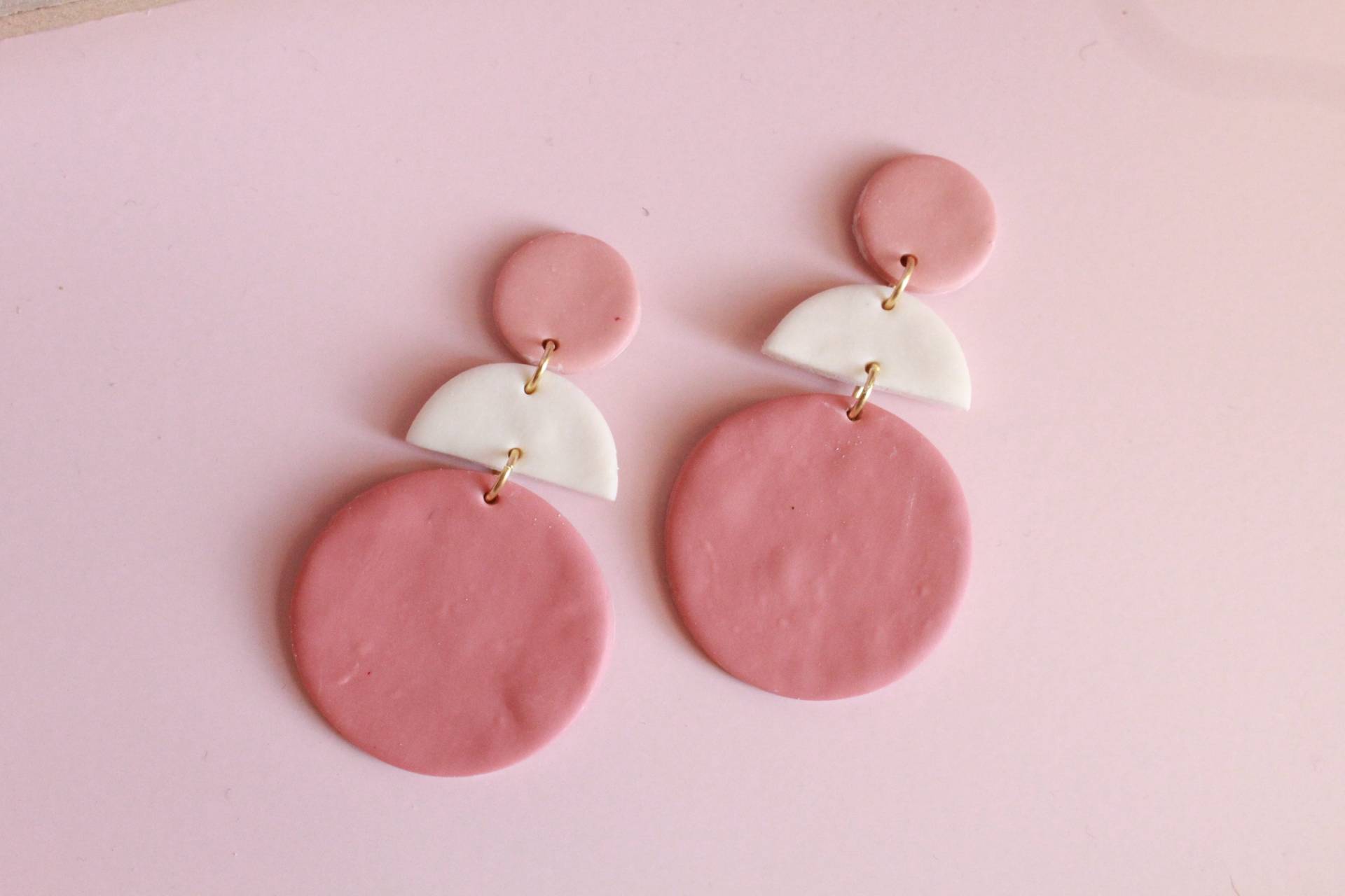 Handgefertigte Pinke Tropfen Ohrringe Aus Polymer Clay von SevenRiversCo