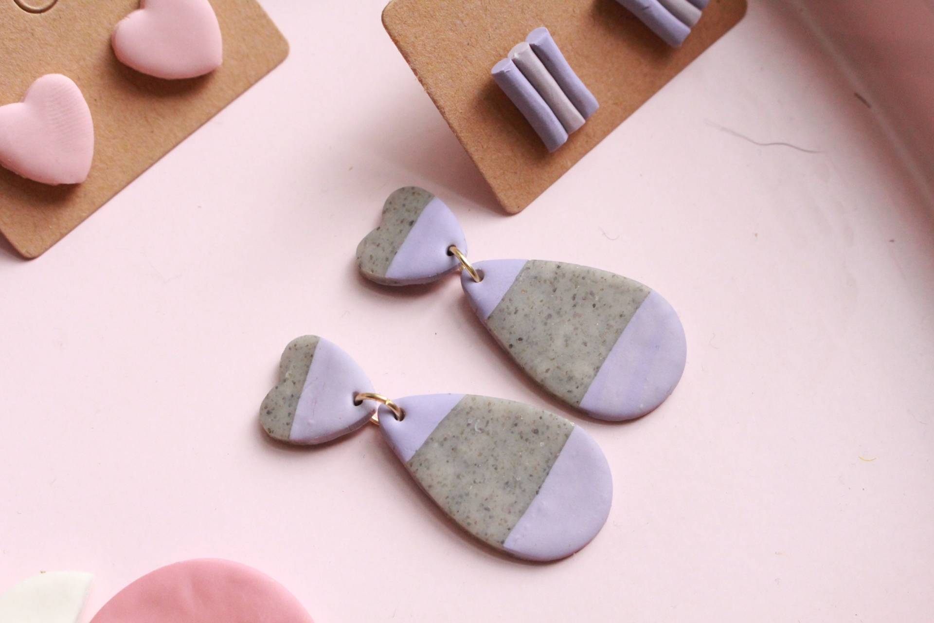 Lila Und Graue Herz/Tränen Ohrringe - Handgemacht Mit Polymer Clay Lila Und Graue Herz/Tränen Ohrringe - Handgemacht Mit Polymer Clay von SevenRiversCo
