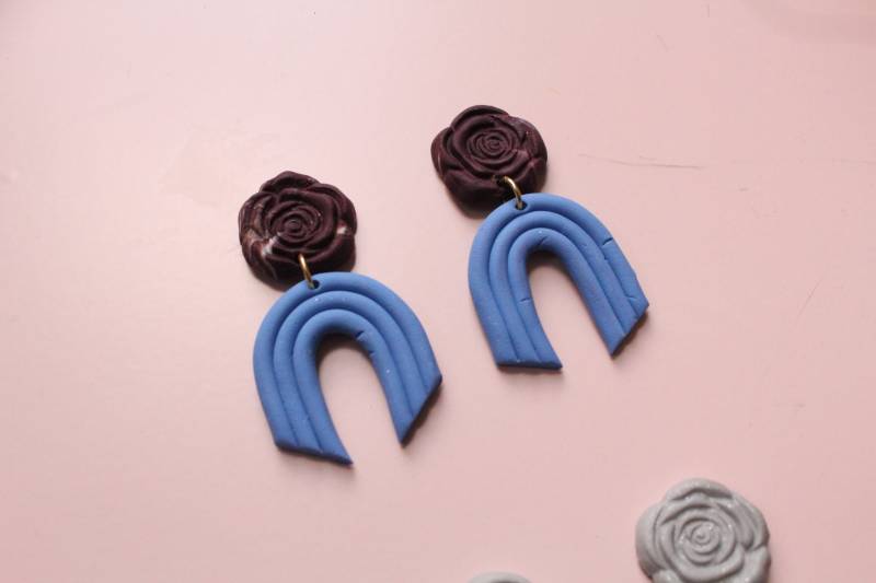 Rosen Kollektion - Blauer Regenbogen Handgemachte Ohrringe Aus Polymer Clay von SevenRiversCo