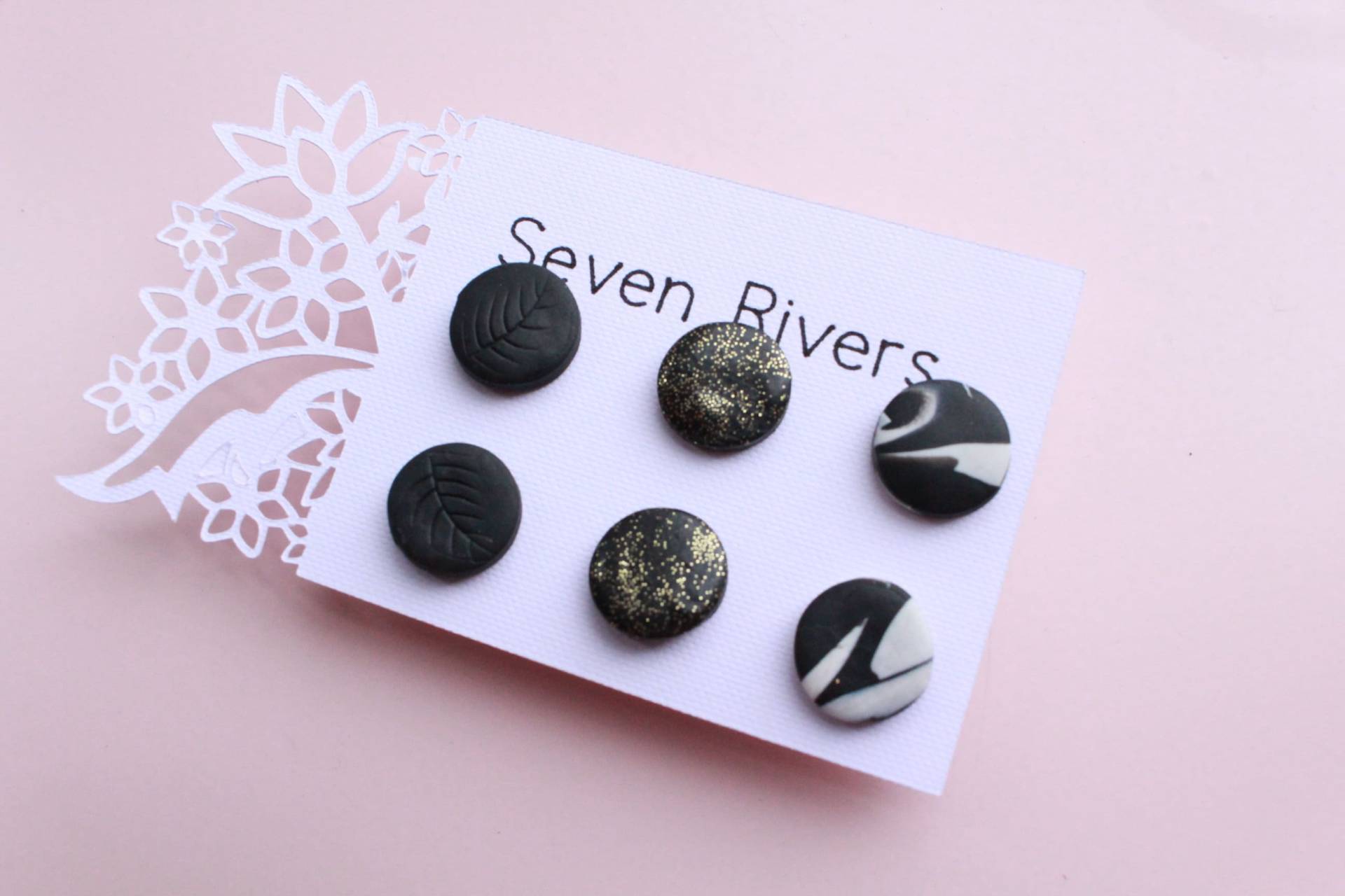 Schwarz Und Weiß Ohrstecker Set - Handgefertigt Aus Polymer Clay Schwarz Und Weiß Ohrstecker Set - Handgefertigt Aus Polymer Clay von SevenRiversCo
