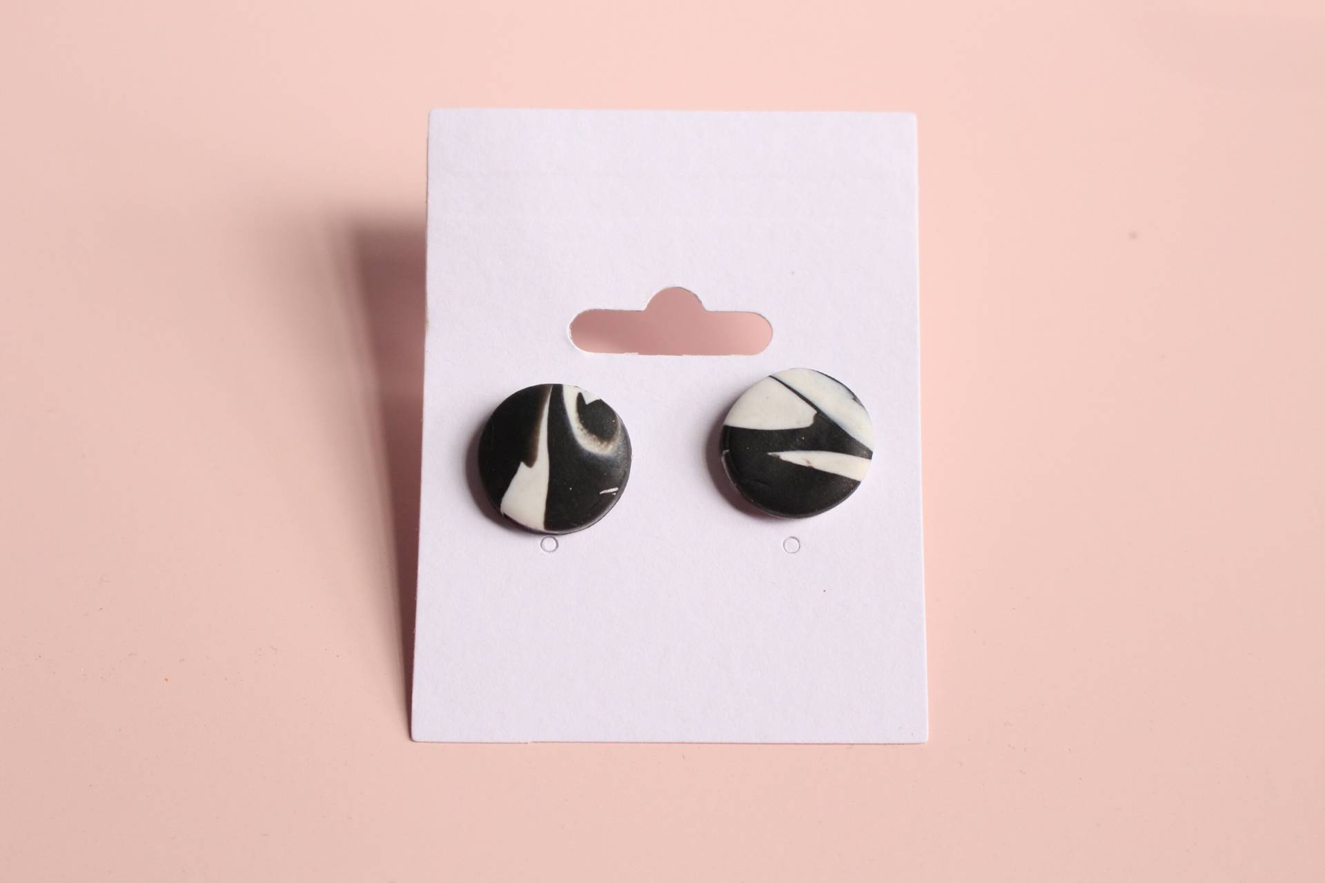 Schwarz Und Weiße Ohrstecker - Handgefertigt Aus Polymer Clay Schwarz Und Weiße Ohrstecker - Handgefertigt Aus Polymer Clay von SevenRiversCo