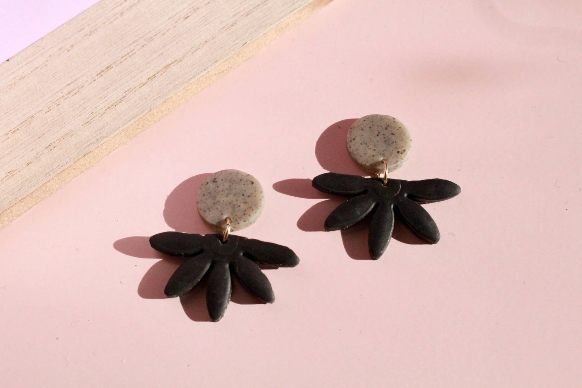 Schwarze Blumen - Handgefertigte Ohrringe Aus Polymer Clay Schwarze Blumen - Handgefertigte Ohrringe Aus Polymer Clay von SevenRiversCo