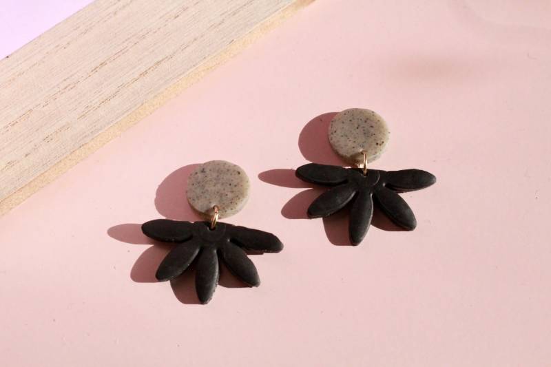 Schwarze Blumen - Handgefertigte Ohrringe Aus Polymer Clay von SevenRiversCo