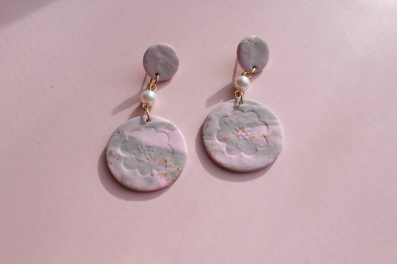 Soft Pink & Grey - Blumen Print Handgemachte Ohrringe Aus Polymer Clay von SevenRiversCo