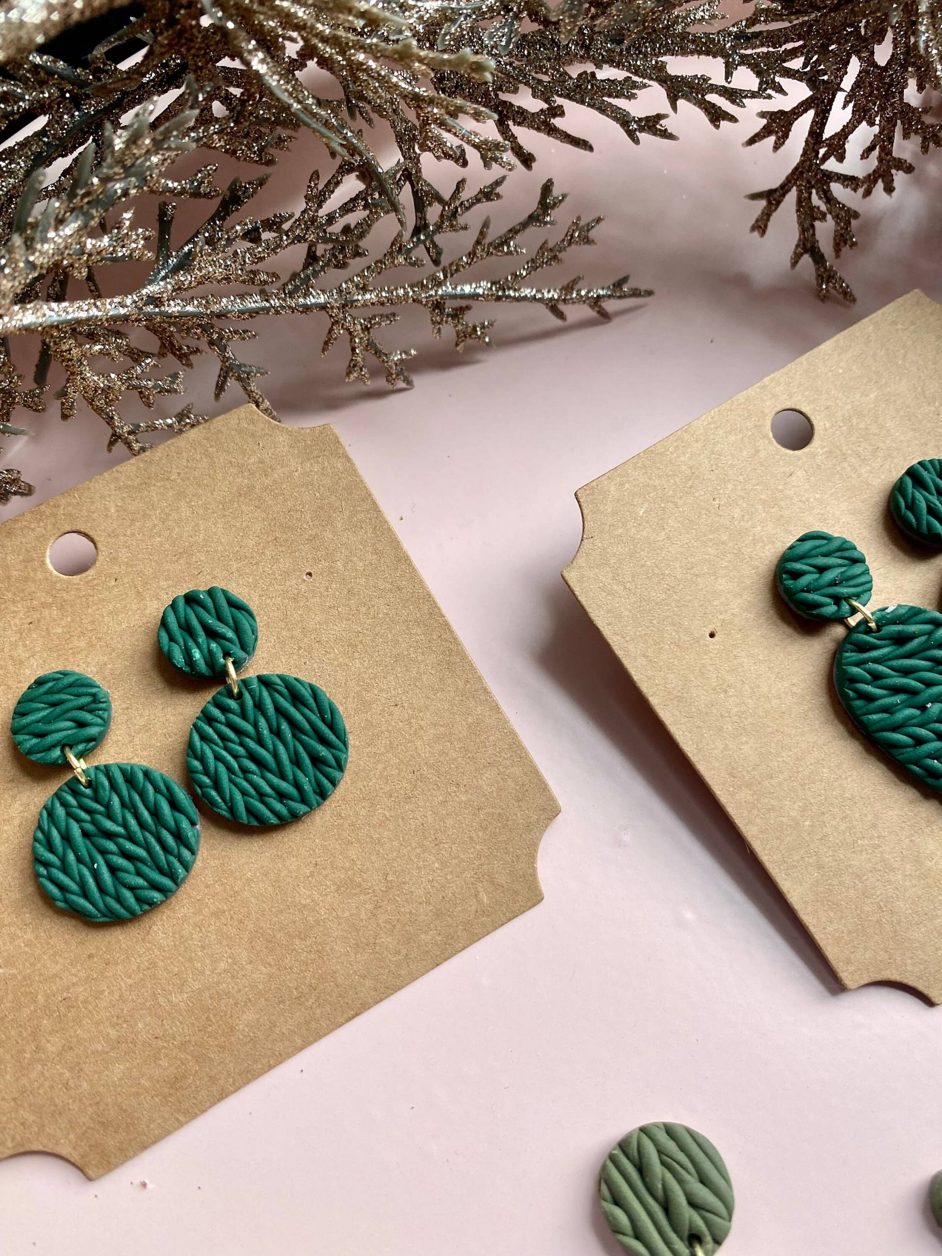 Weihnachtliche Strickmuster Polymer Clay Ohrringe von SevenRiversCo