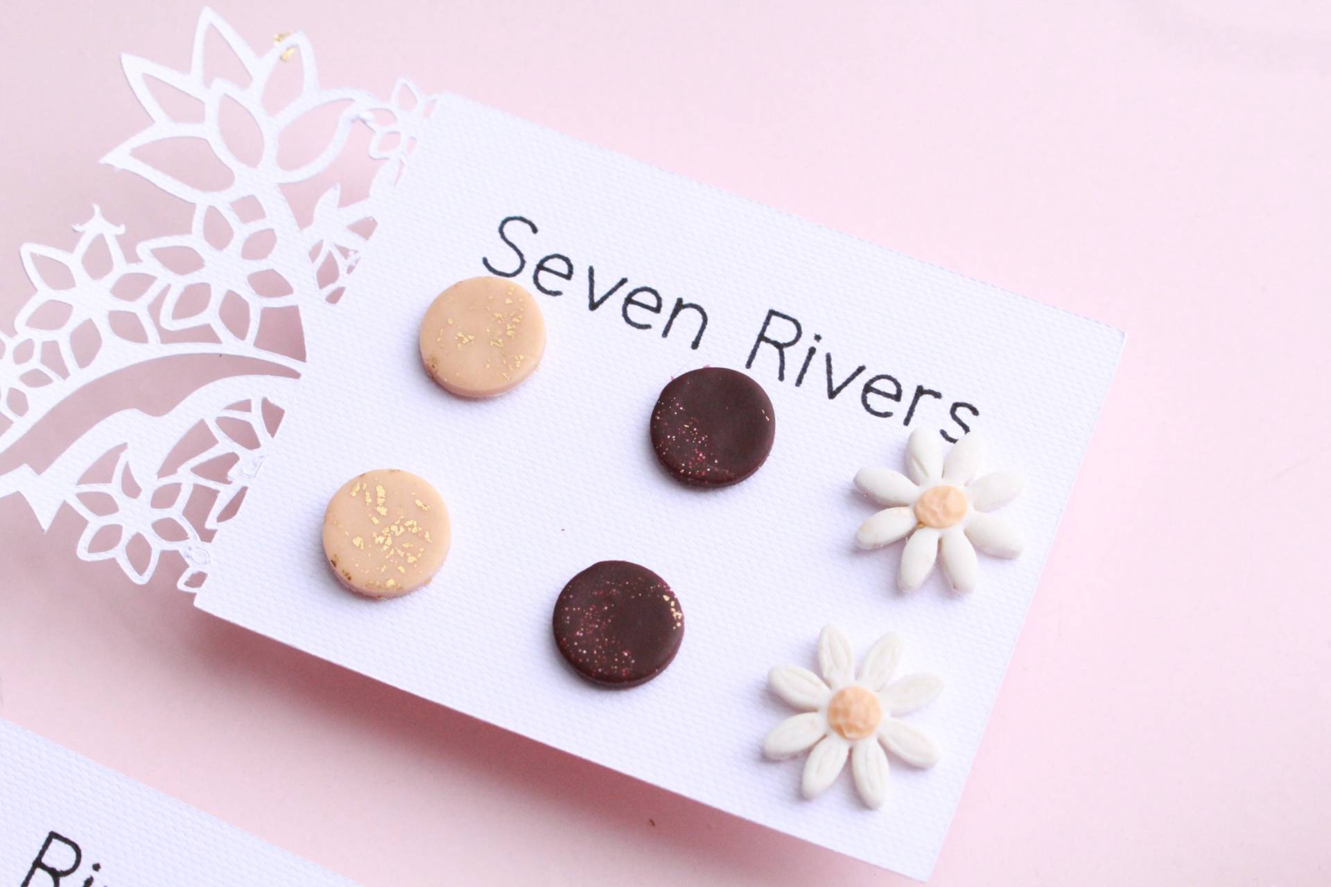 Weißes Gänseblümchen Ohrstecker Set - Handgefertigt Aus Fimo Weißes Gänseblümchen Ohrstecker Set - Handgefertigt Aus Fimo von SevenRiversCo