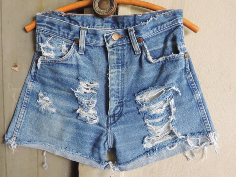 80Er Wrangler Cut Offs Hoch Taillierte Distressed Denim Shorts 30 "Taille von SevenSeven52Vintage
