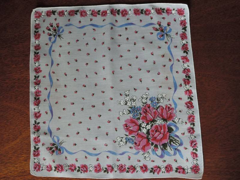 Vintage Taschentuch Hellrosa Und Rot Rosenstrauß Blaue Weiße Akzentblumen Gebunden in Hellblauem Band Baby Rose Knospen 13 X von SevenSeven52Vintage