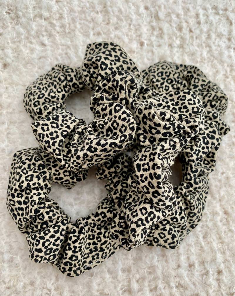 Beige Leo Scrunchie von SeventeenByLilly