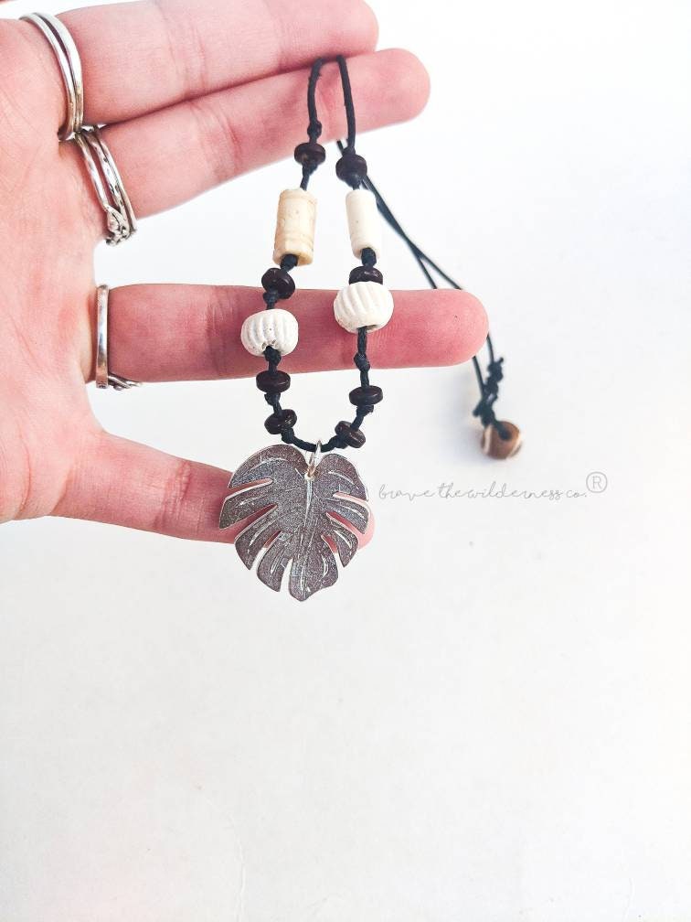 Monstera Blatt - Sommer Kette Aus Natur Hanf, Metall Und Knochen Monstera Blatt - Sommer Kette Aus Natur Hanf, Metall Und Knochen von SeventhSow