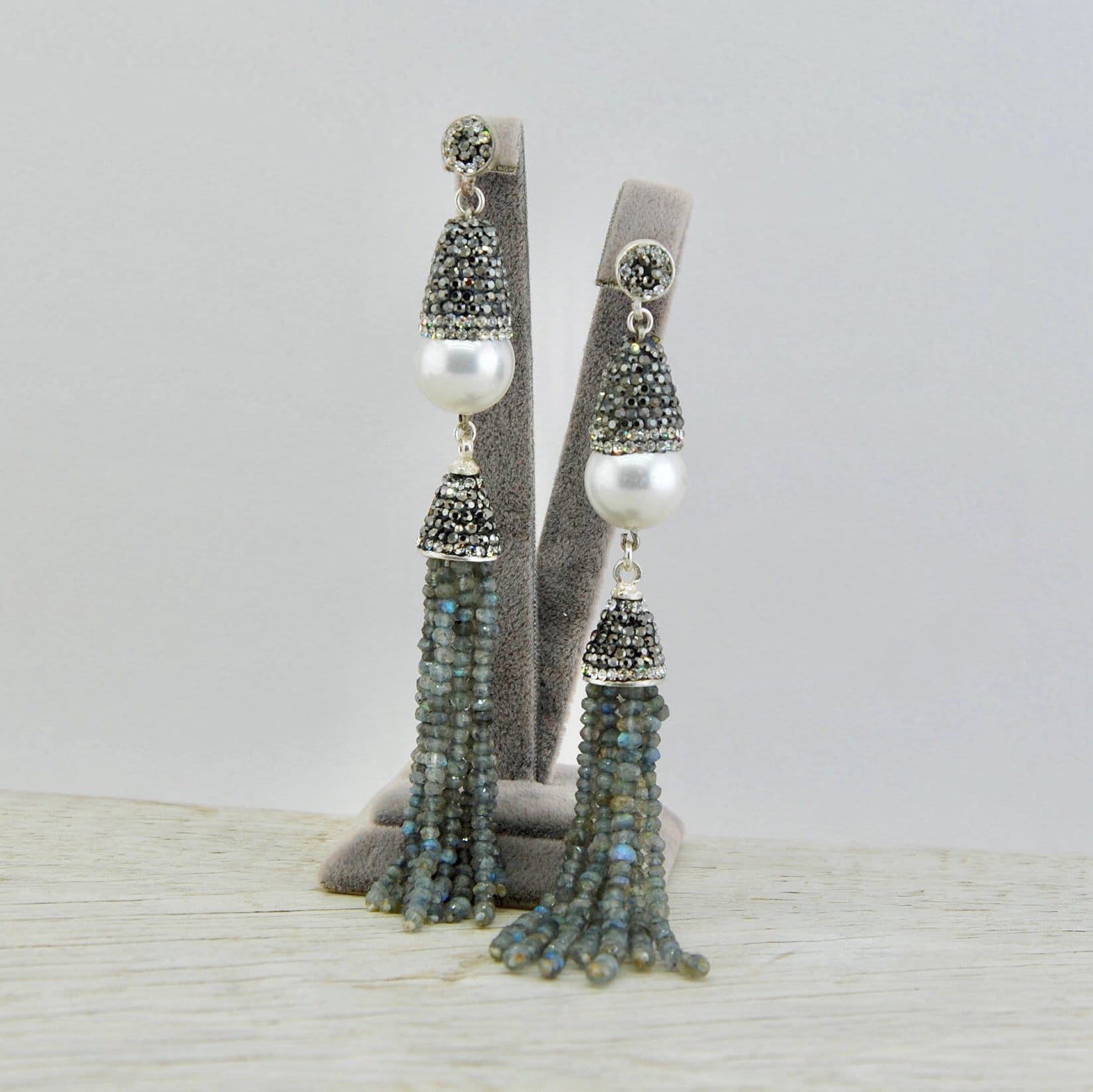 Labradorit Und Weiße Perle Sterlingsilber-Ohrringe von SevimsDesign