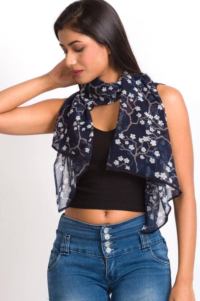 Marineblau Und Weiße Sahila Frühlingsblüte Schal von SevyaHandmade