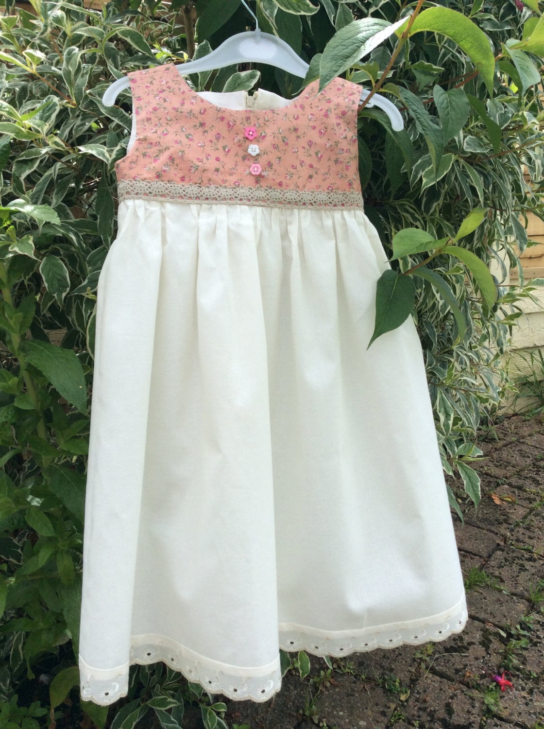 Kleines Mädchenkleid - Süßer Shabby Chic in Blumen & Creme Spitze von SewCindys