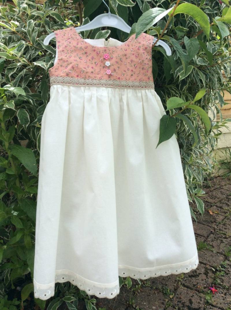 Kleines Mädchenkleid - Süßer Shabby Chic in Blumen & Creme Spitze von SewCindys