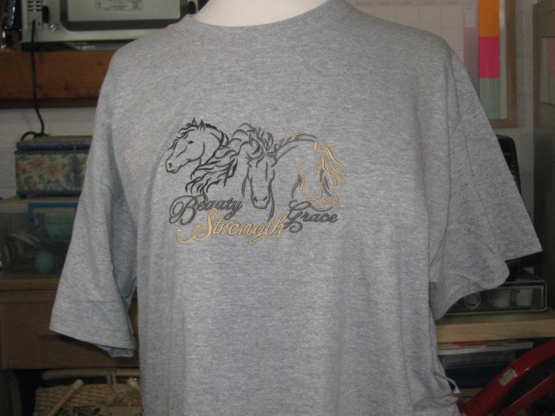 Neue Drei Pferde Köpfe Schönheit Stärke Grace Bestickt T Shirt von SewCrazyPets