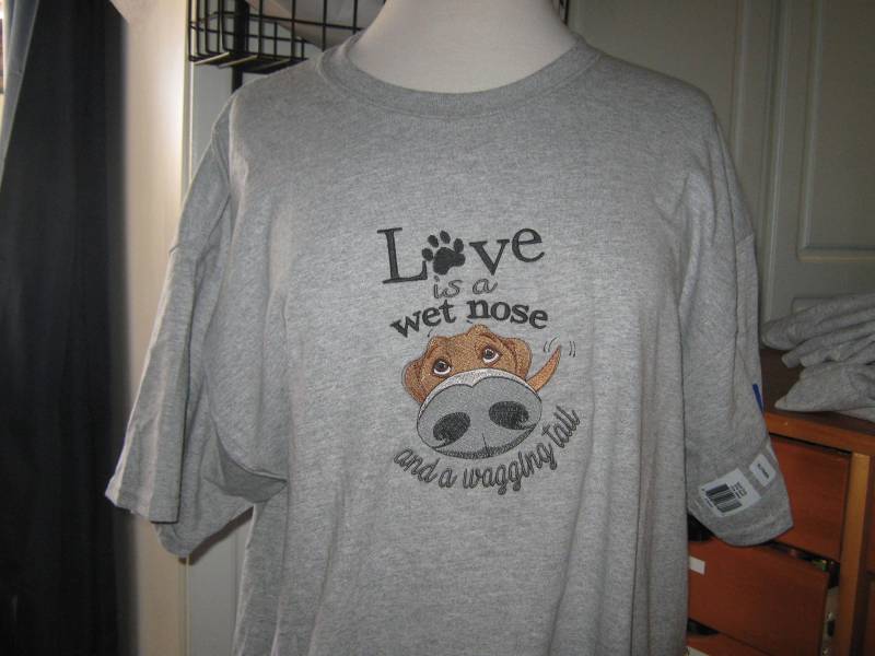 Neue Liebe Ist Hund Design Bestickt T-Shirt Bereit, Um Ein Neues Zuhause Zu Gehen von SewCrazyPets