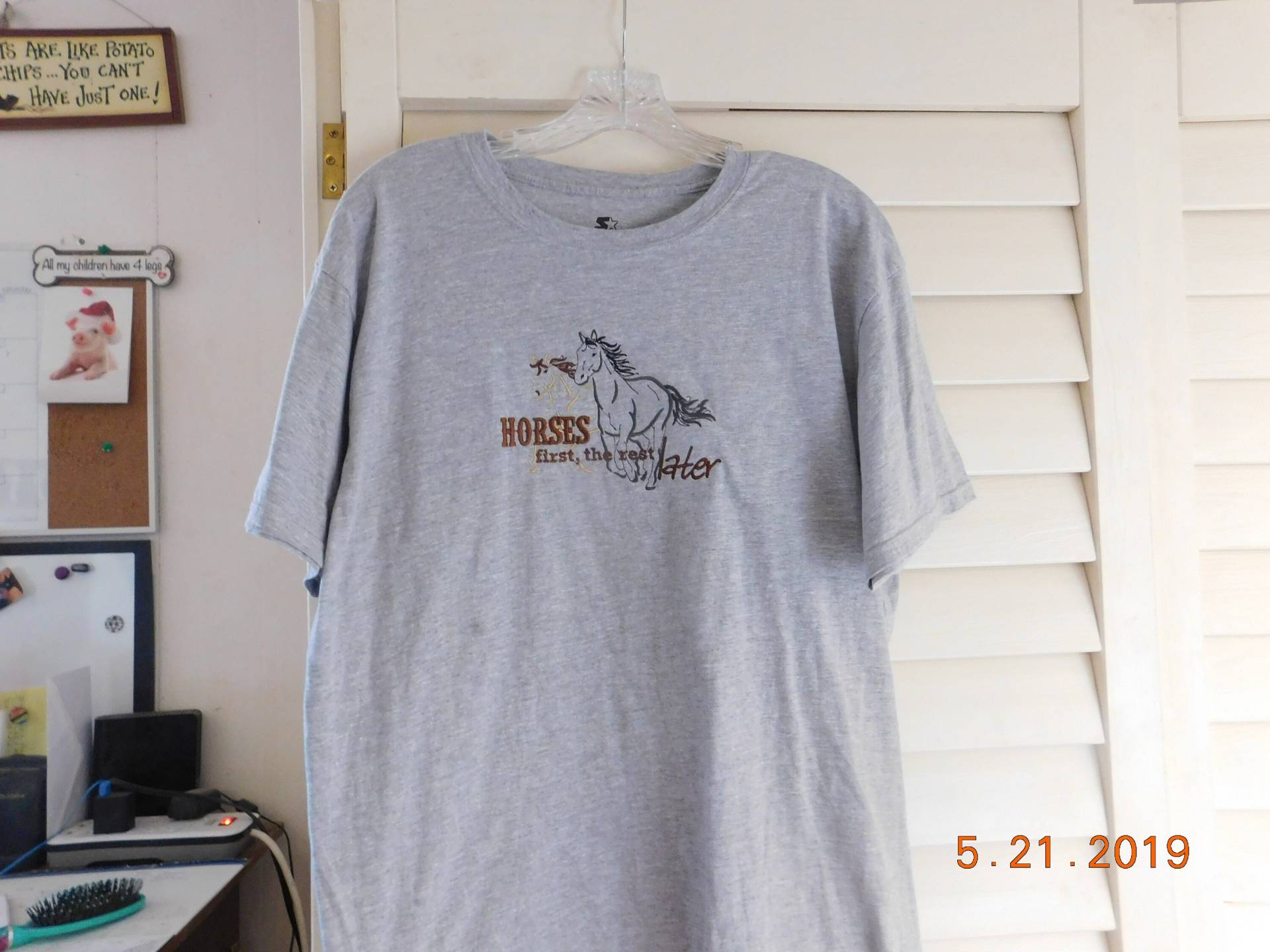 Neue Pferde Erst Der Rest Später Besticktes T-Shirt von SewCrazyPets