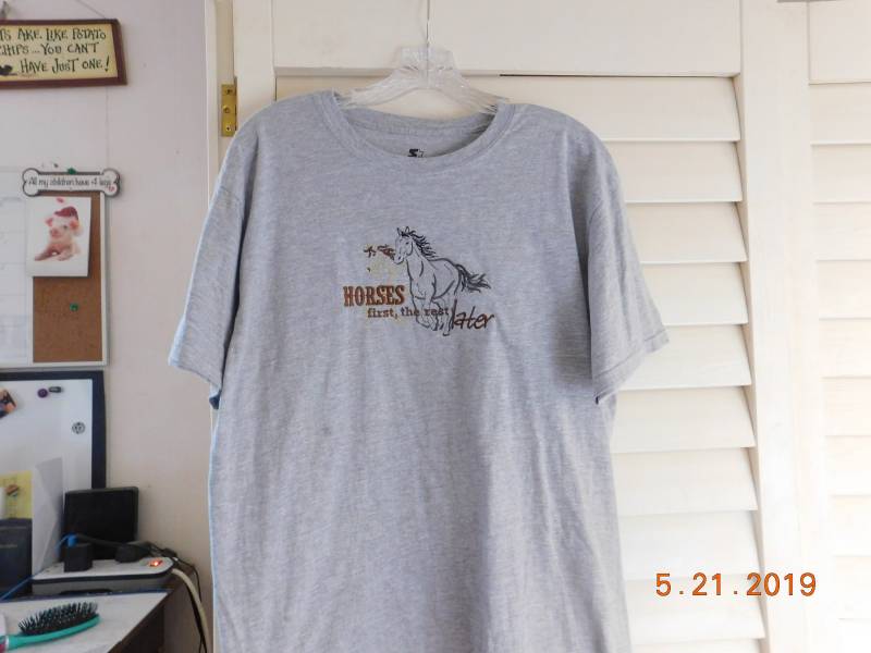 Neue Pferde Erst Der Rest Später Besticktes T-Shirt von SewCrazyPets