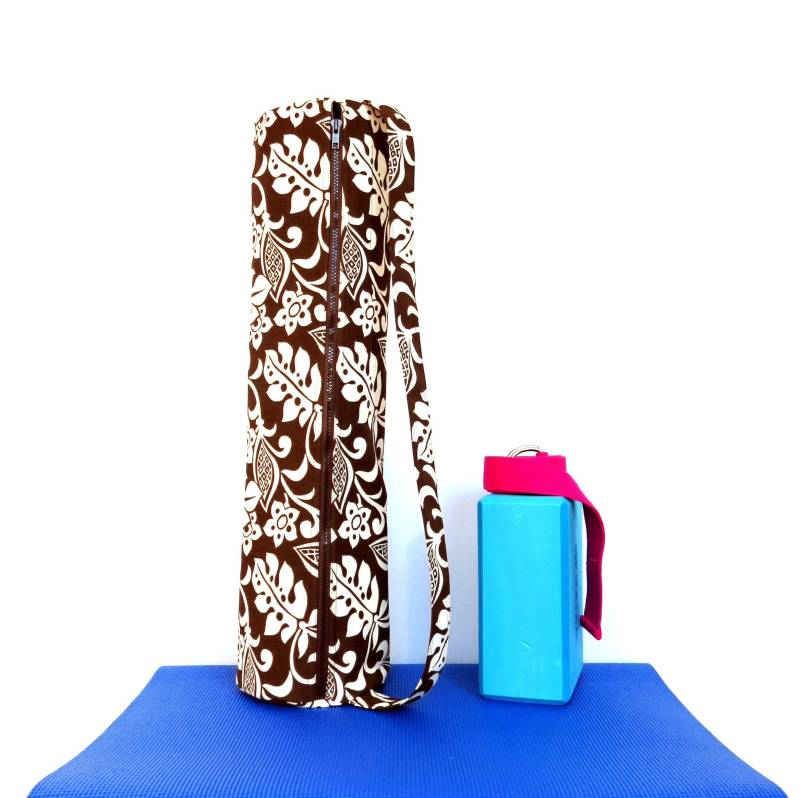 Yoga - Braun & Weiße Blätter Voller Reißverschluss, Tasche Und Schlüsselring Yogamatte von SewCreativeBySara