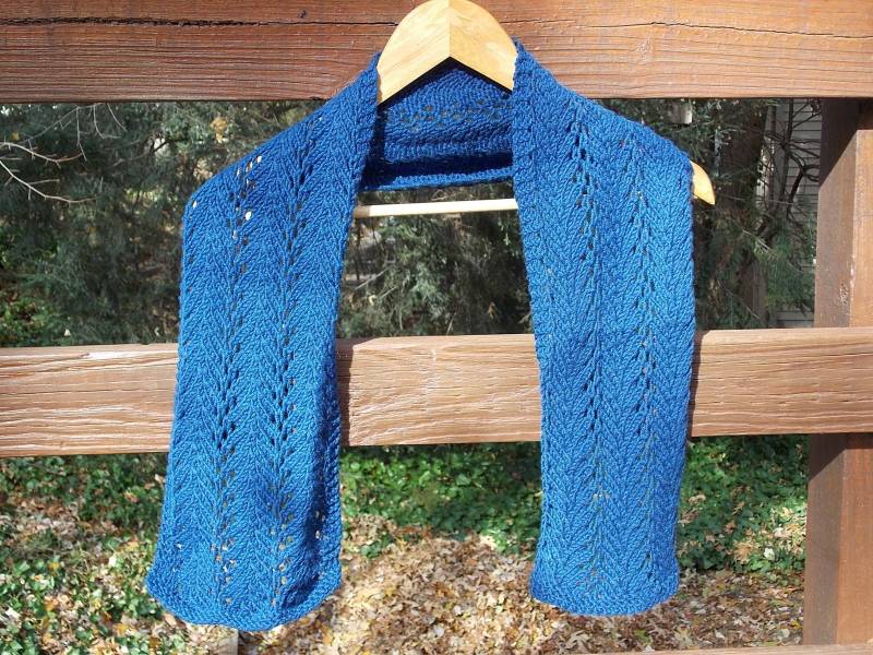 Handgemachter Strickschal - Blaue Spitzenranken, Baumwolle/Alpaka von SewCuteQuiltAndKnit