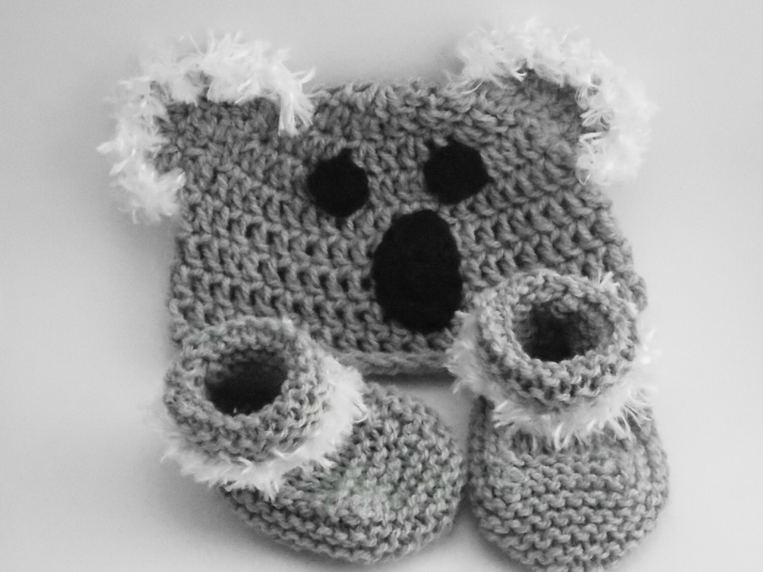 Koala Bär Mütze Mit Fuzzy Ohren Neugeborene Baby Junge Oder Mädchen Gehäkelte Und Booties Set von SewCuteQuiltAndKnit